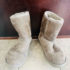 Women’s Mid Uggs